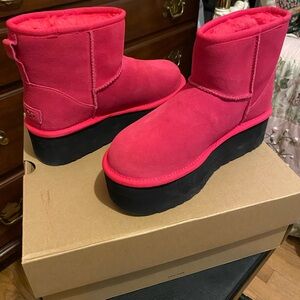 UGGS Platform Boots - Rare Color - Size 7